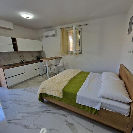 Sunce Apartman Vrbnik Kültér fotó